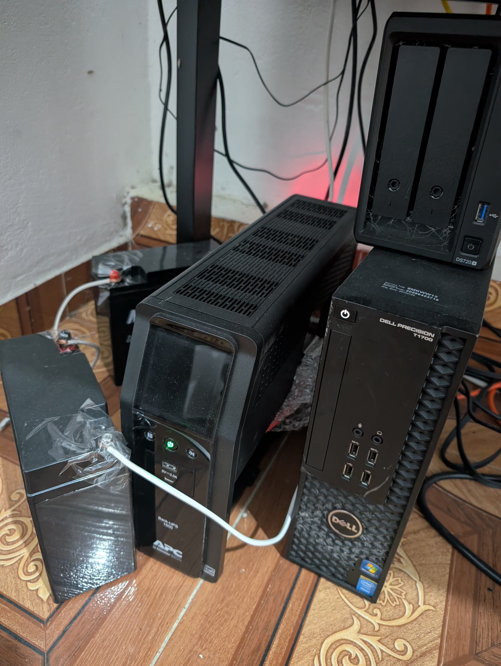 Il gruppo di continuità del Marcio: un UPS APC collegato a due batterie al litio, accanto al Dell che ospita il sito.